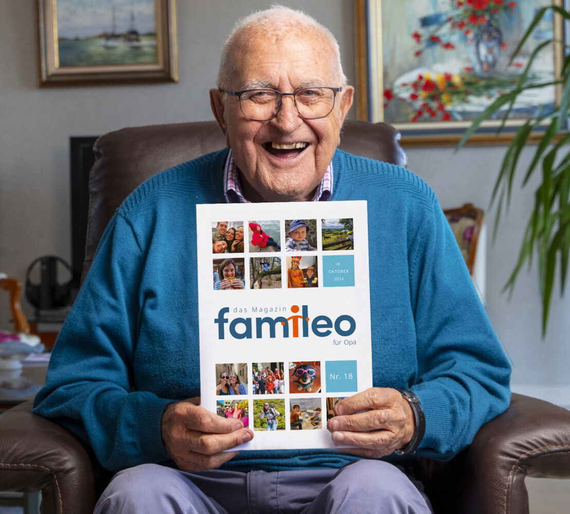 Opa freut sich über sein Familienmagazin