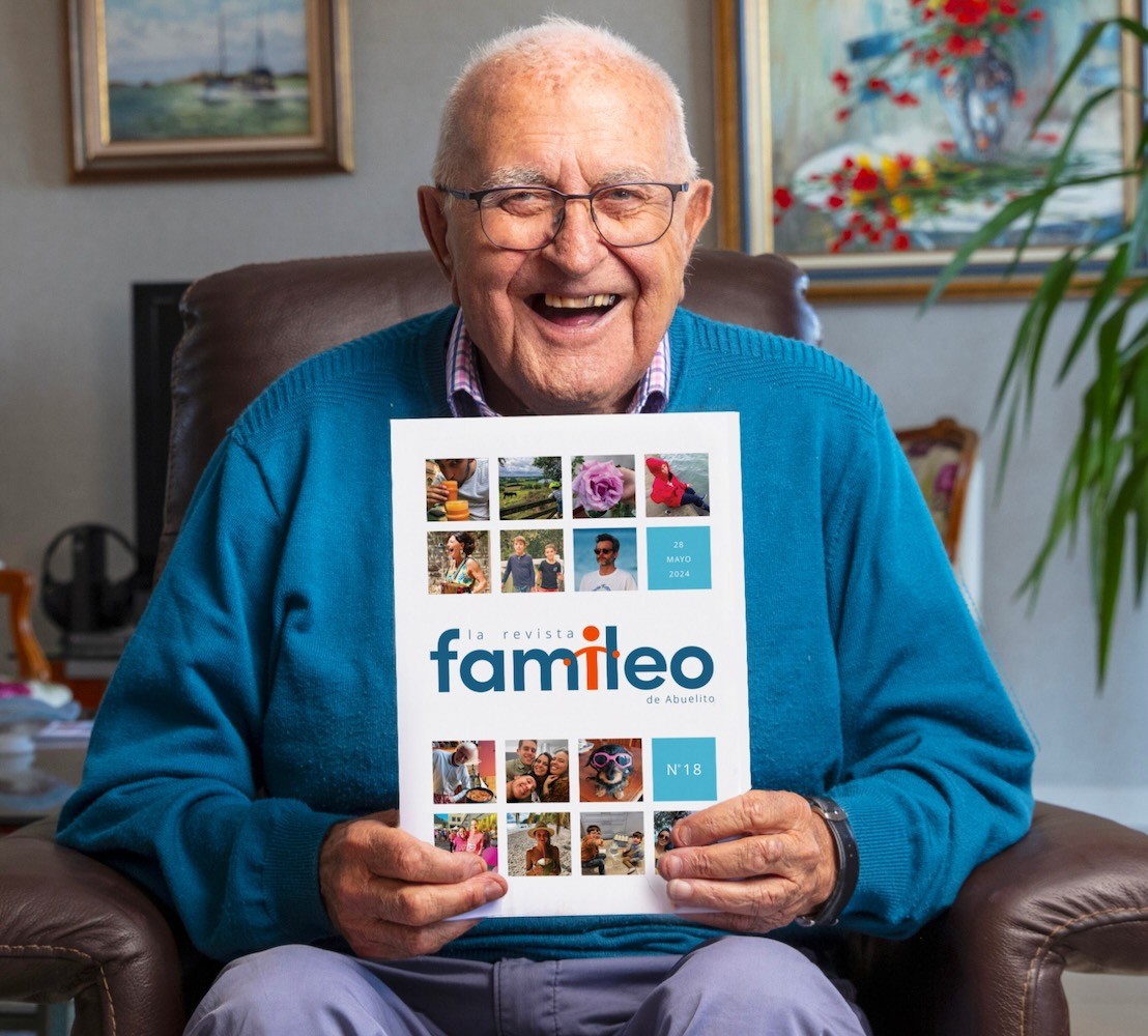 Abuelo feliz de leer su revista familiar