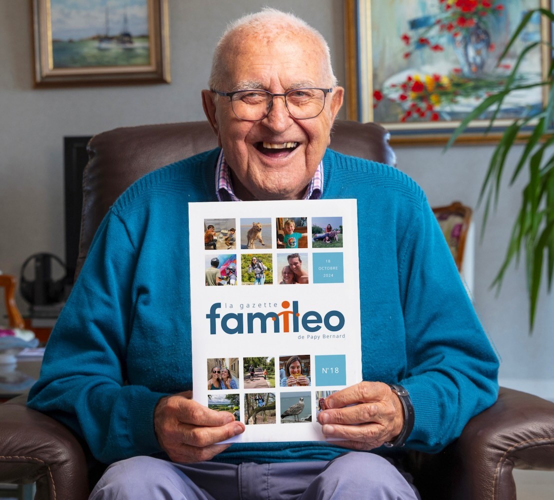 Papy heureux de lire sa gazette familiale